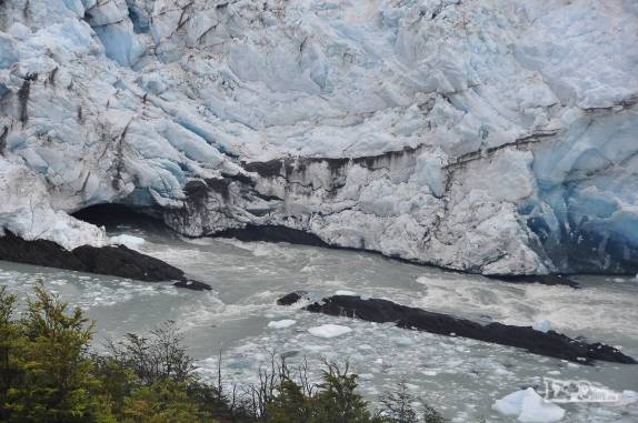 Um túnel de água liga as duas partes do lago quase bloqueadas pelo glaciar Perito Moreno, no parque Nacional Los Glaciares, região de El Calafate, no sul da Argentina